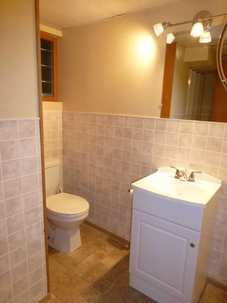 2828 25a Street SW Calgary AB T3E 1Z6