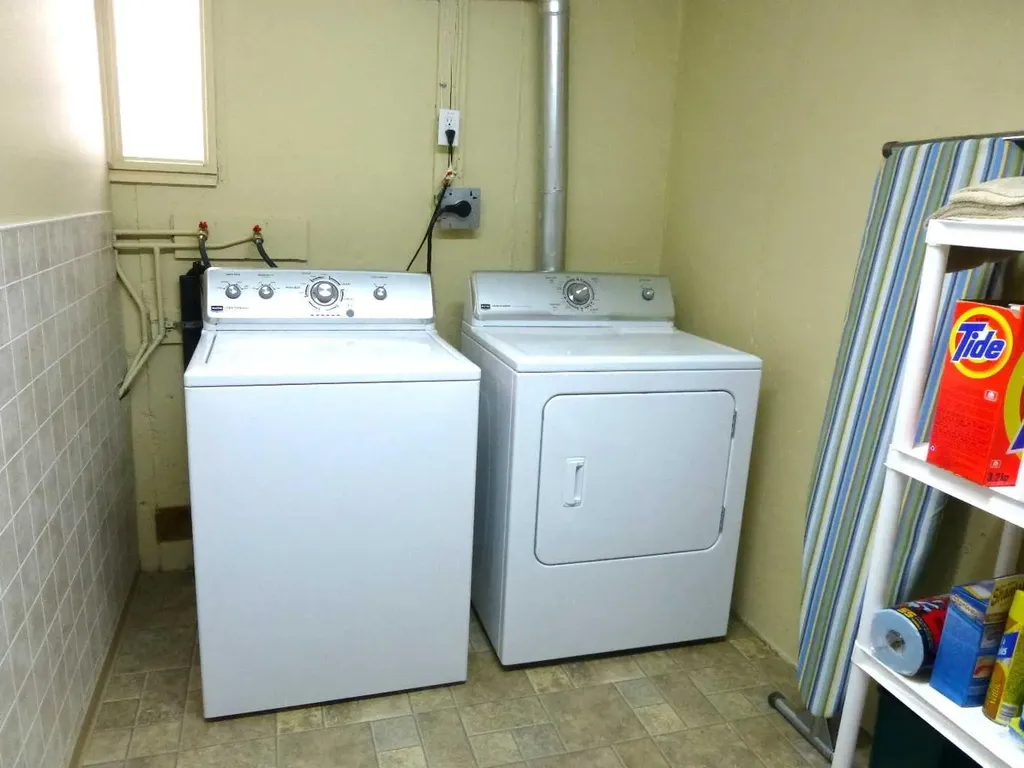 2828 25a Street SW Calgary AB T3E 1Z6
