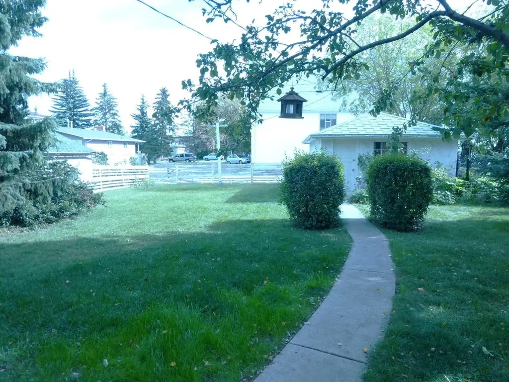 2828 25a Street SW Calgary AB T3E 1Z6