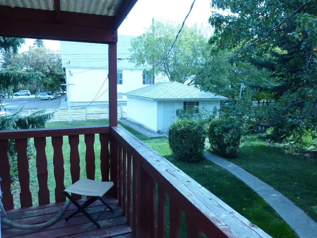 2828 25a Street SW Calgary AB T3E 1Z6