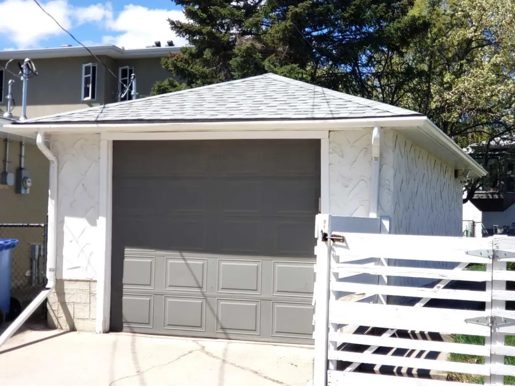 2828 25a Street SW Calgary AB T3E 1Z6