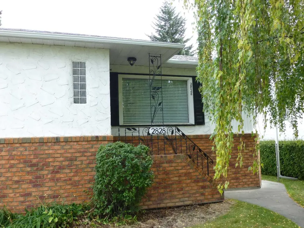 2828 25a Street SW Calgary AB T3E 1Z6