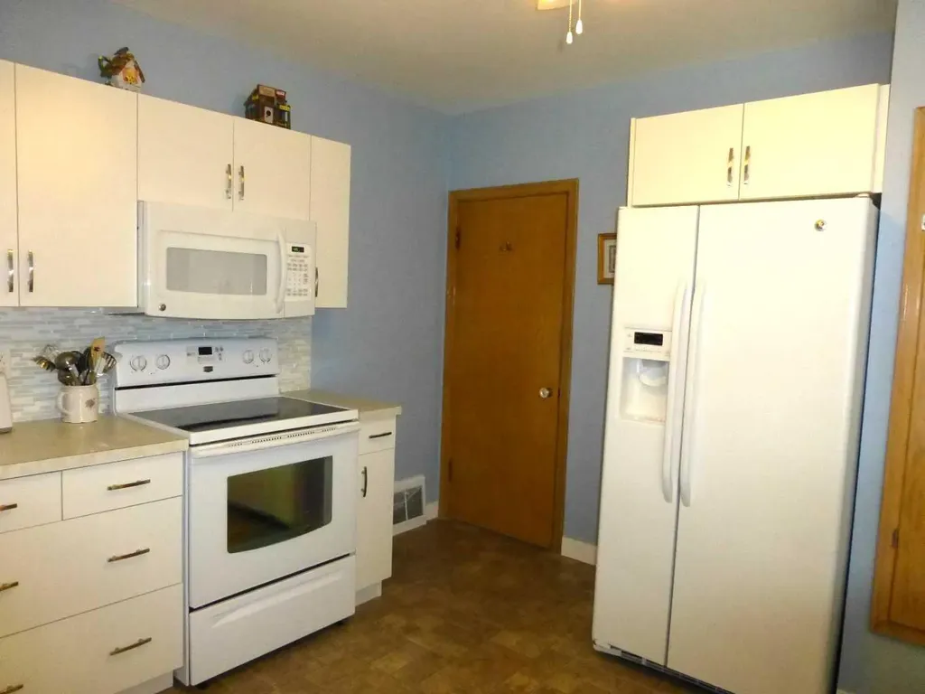 2828 25a Street SW Calgary AB T3E 1Z6