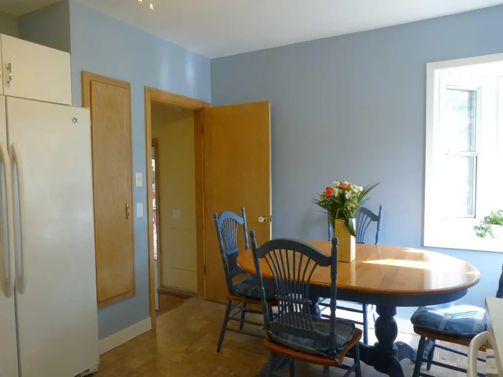 2828 25a Street SW Calgary AB T3E 1Z6