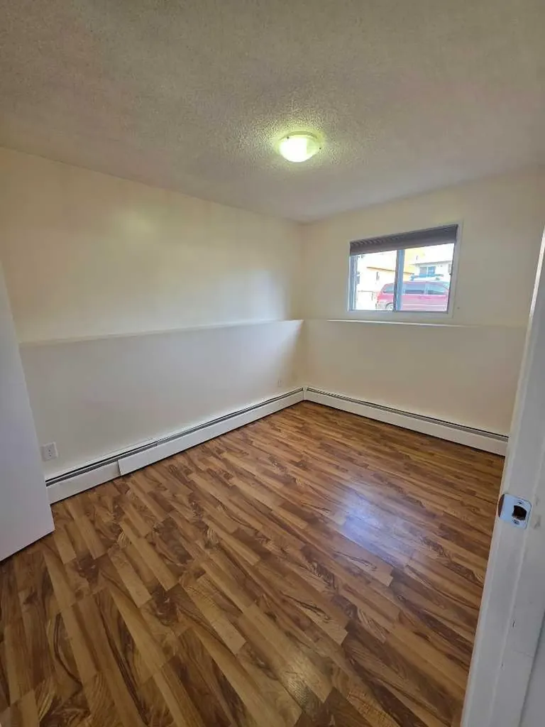 4503 73 Street NW Calgary AB T3B 2M3