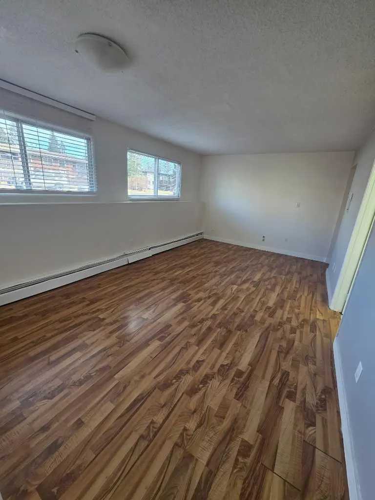 4503 73 Street NW Calgary AB T3B 2M3