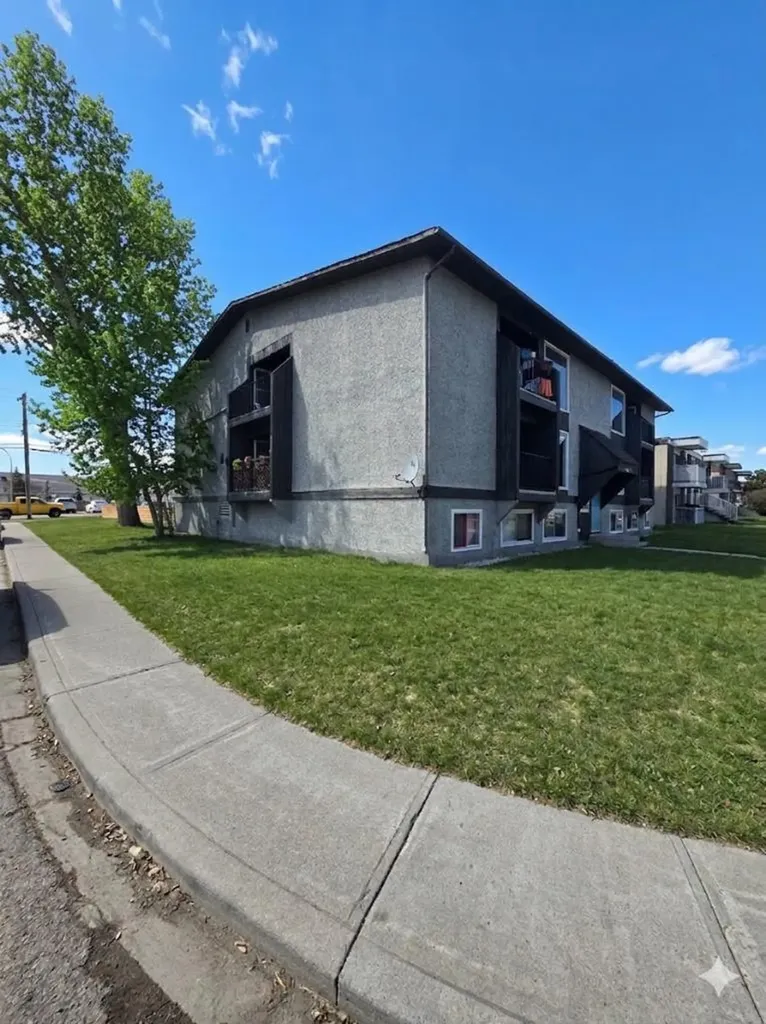 4503 73 Street NW Calgary AB T3B 2M3