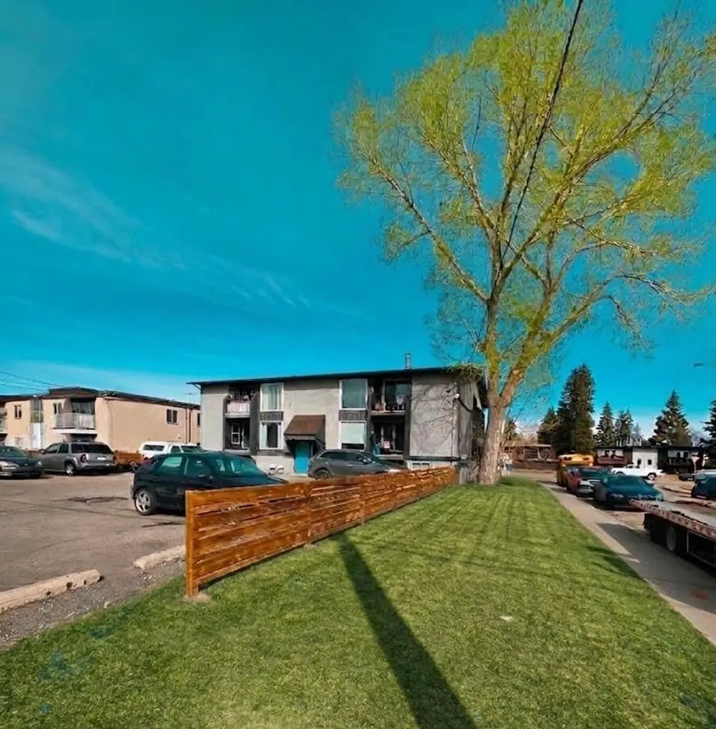 4503 73 Street NW Calgary AB T3B 2M3