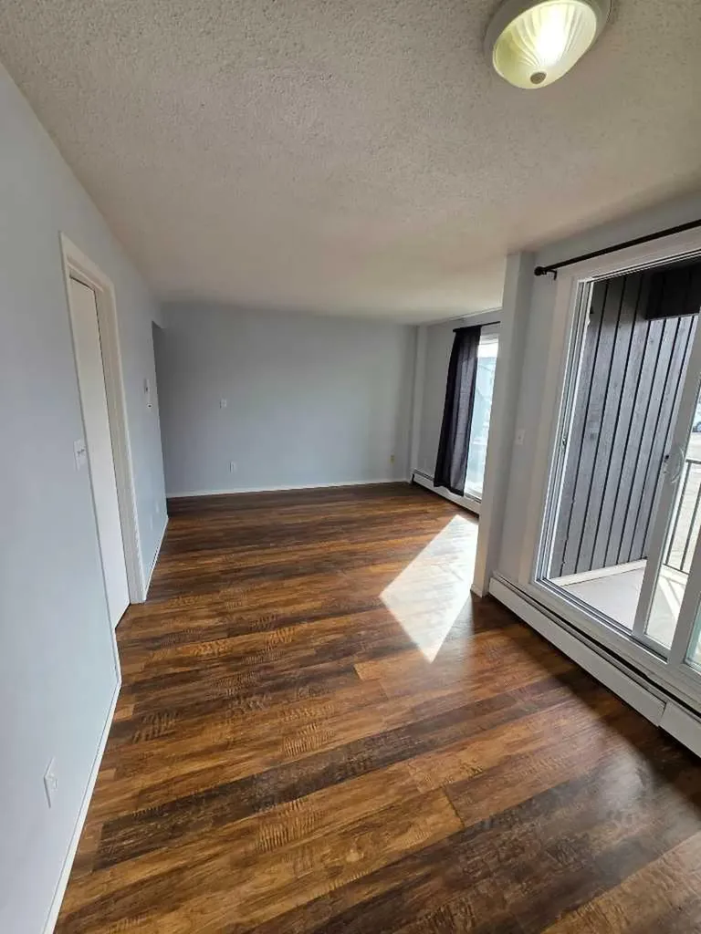 4503 73 Street NW Calgary AB T3B 2M3