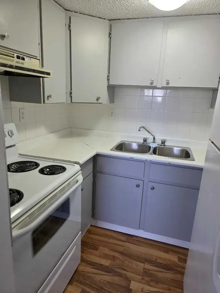 4503 73 Street NW Calgary AB T3B 2M3