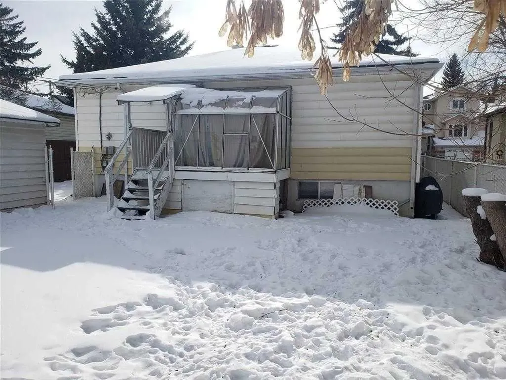 428 32 Avenue NW Calgary AB T2M 2P9