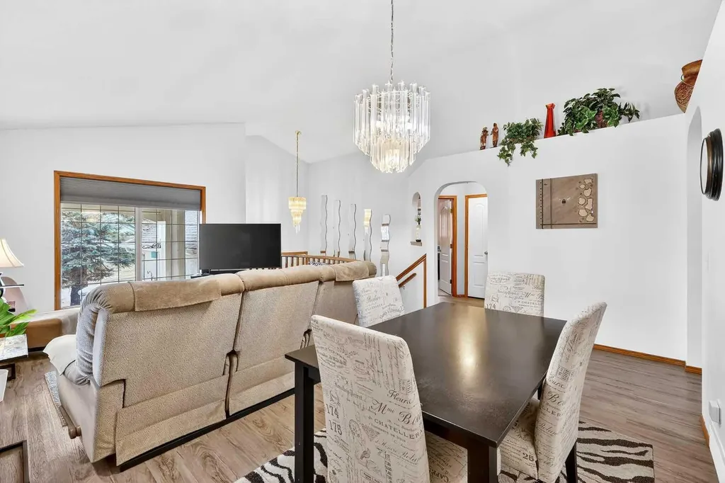 8 Somerset Gate SW Calgary AB T2Y 3C7