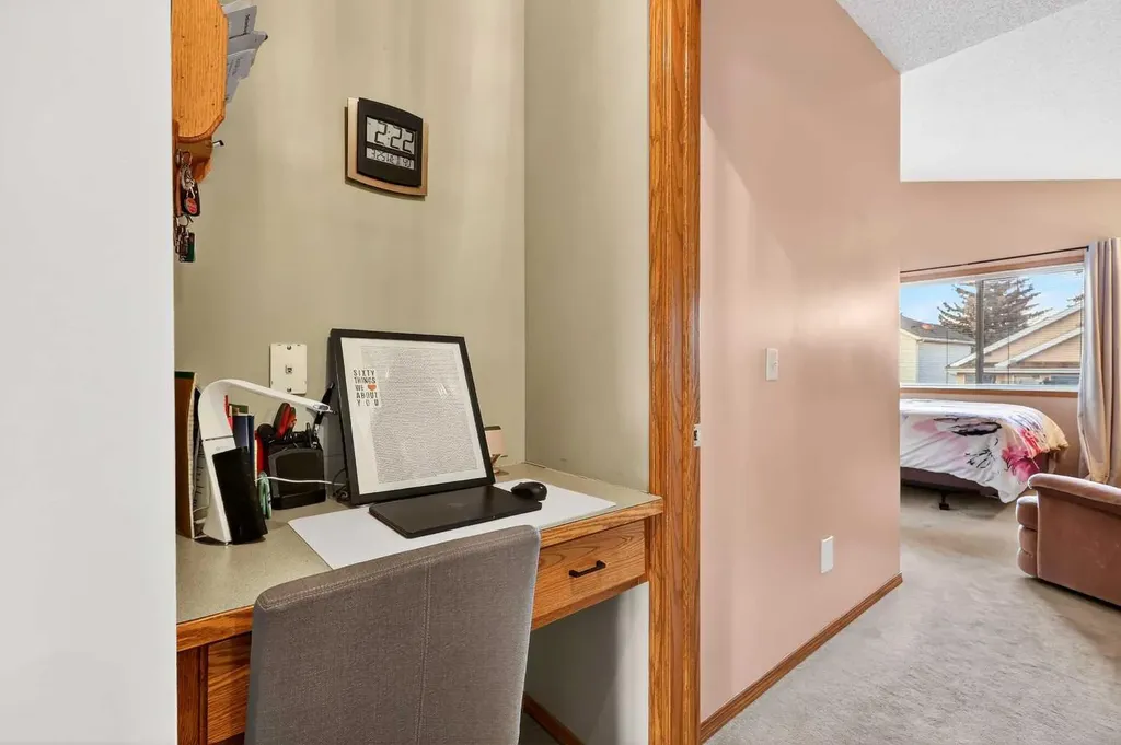 8 Somerset Gate SW Calgary AB T2Y 3C7