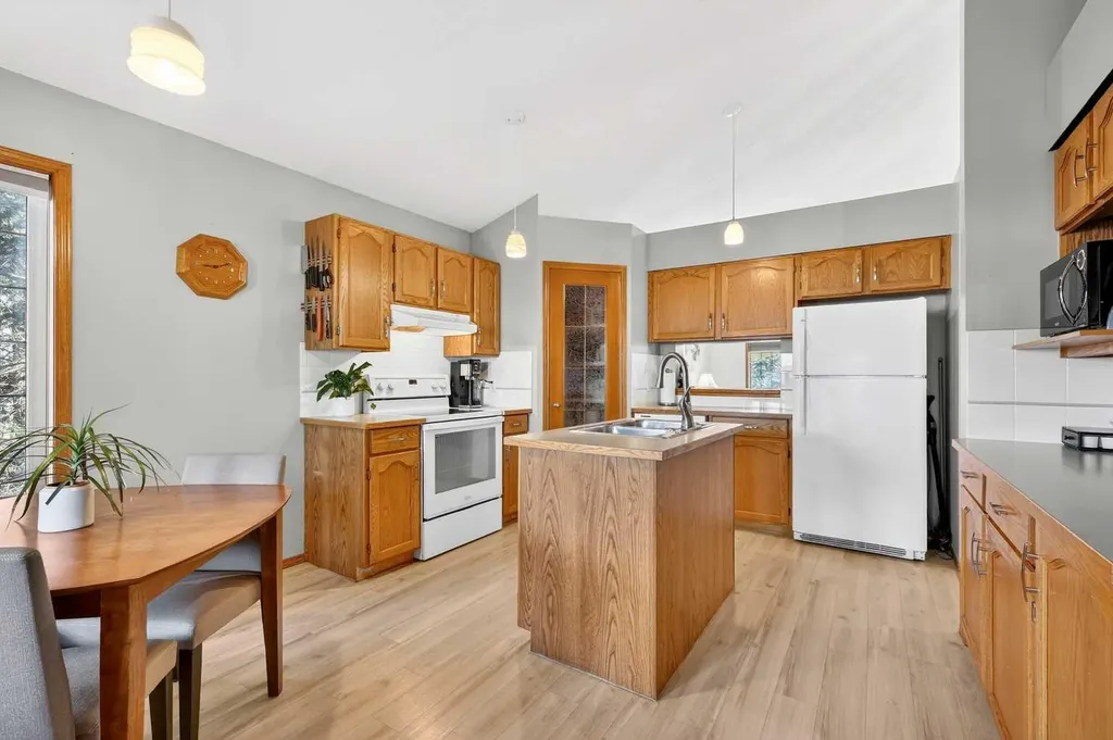 8 Somerset Gate SW Calgary AB T2Y 3C7