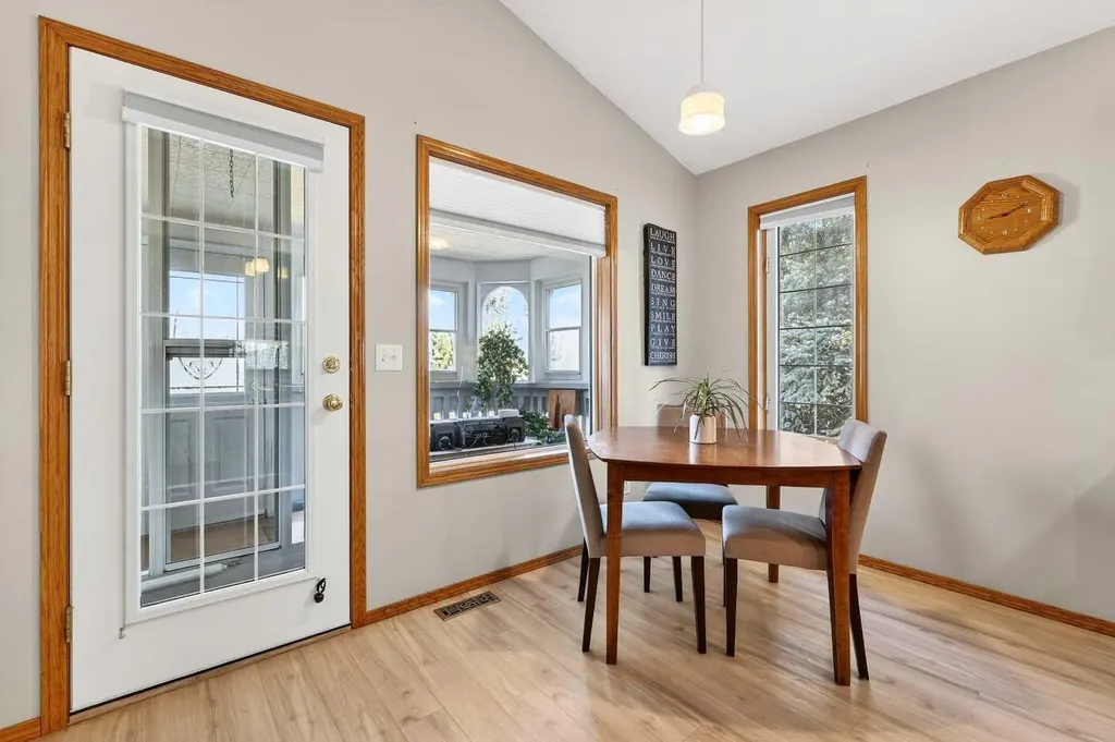 8 Somerset Gate SW Calgary AB T2Y 3C7