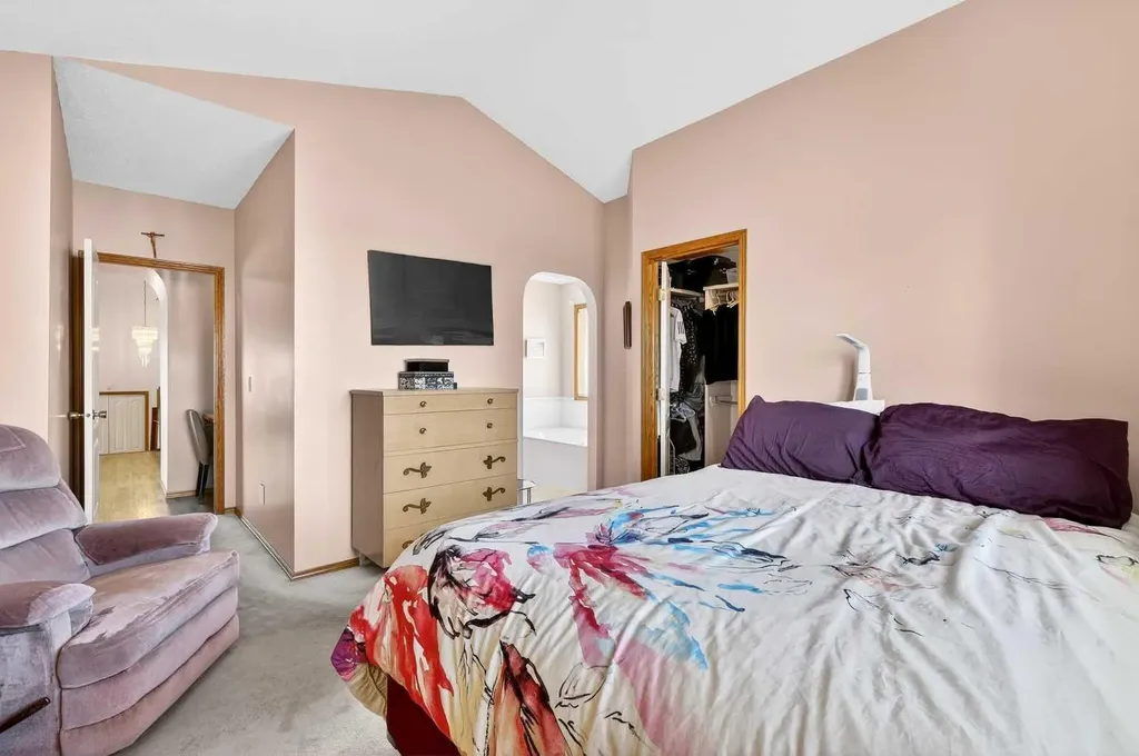 8 Somerset Gate SW Calgary AB T2Y 3C7