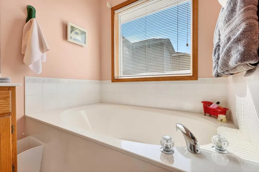 8 Somerset Gate SW Calgary AB T2Y 3C7
