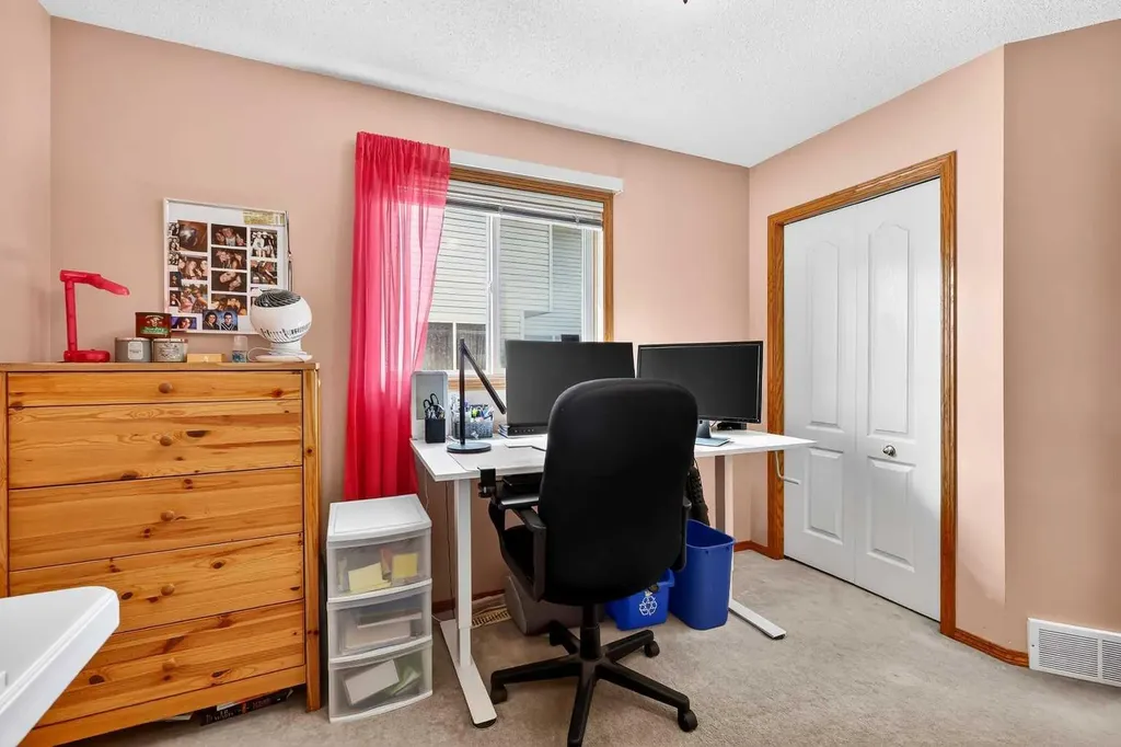 8 Somerset Gate SW Calgary AB T2Y 3C7