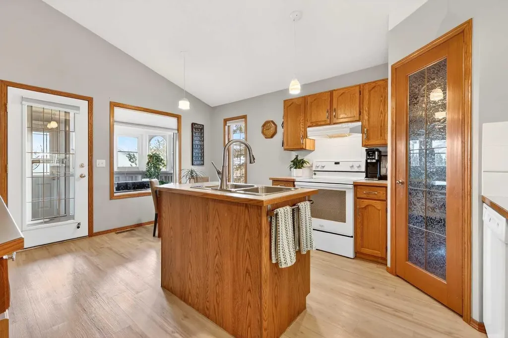 8 Somerset Gate SW Calgary AB T2Y 3C7