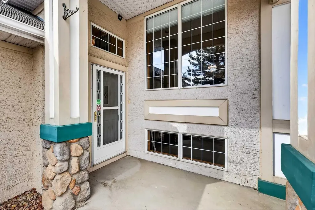 8 Somerset Gate SW Calgary AB T2Y 3C7
