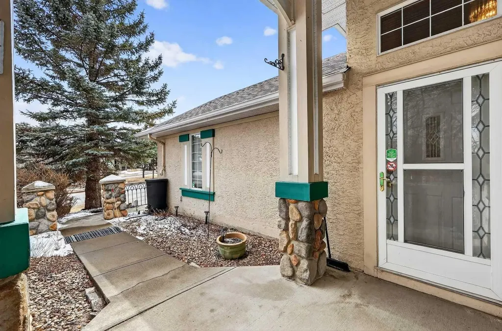 8 Somerset Gate SW Calgary AB T2Y 3C7