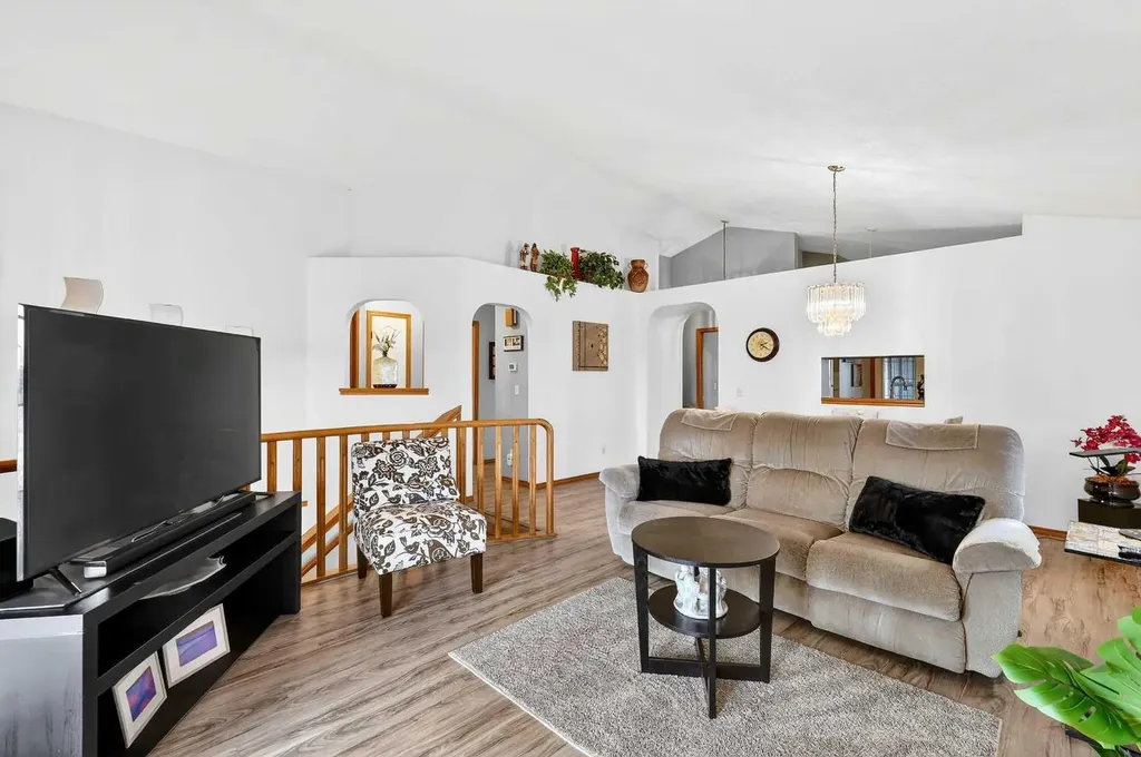 8 Somerset Gate SW Calgary AB T2Y 3C7