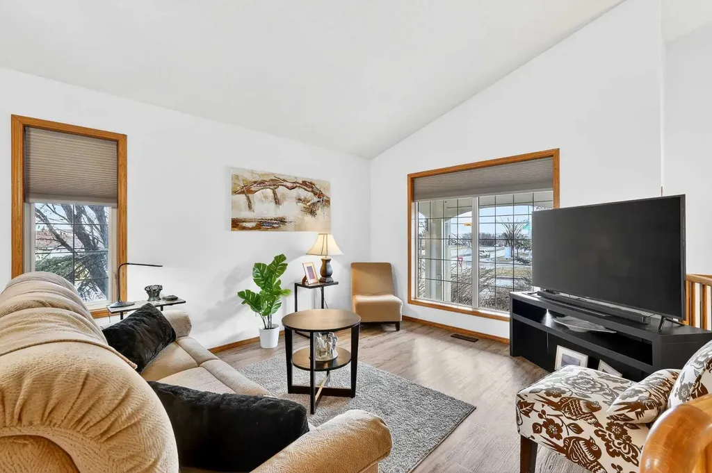 8 Somerset Gate SW Calgary AB T2Y 3C7