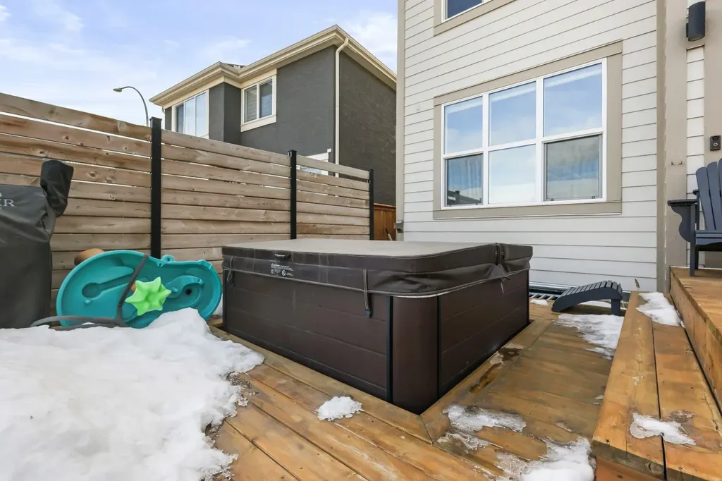 370 Magnolia Heath SE Calgary AB T3M 2X4