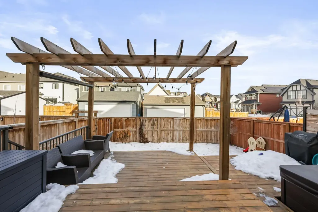 370 Magnolia Heath SE Calgary AB T3M 2X4