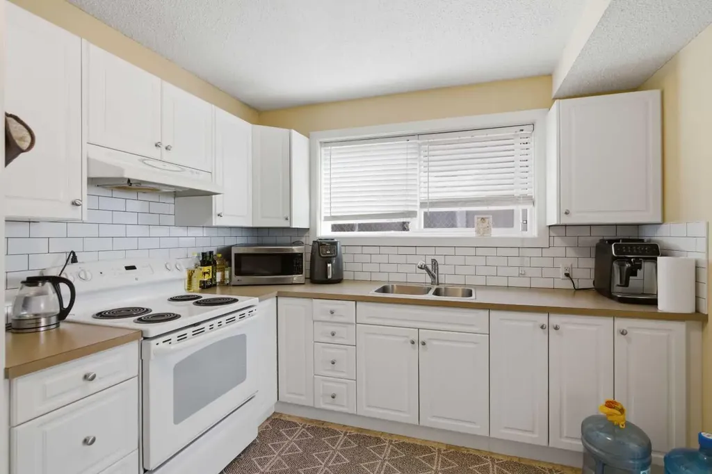 6131 Bowness Road NW Calgary AB T3B 0C9