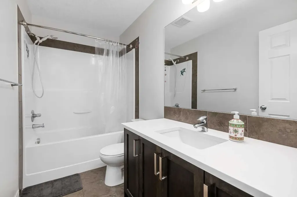 673 Hillcrest Road SW Airdrie AB T4B 4C7