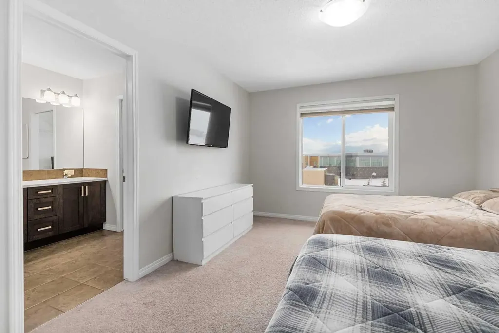 673 Hillcrest Road SW Airdrie AB T4B 4C7