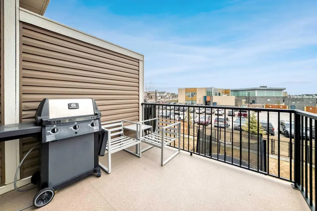 673 Hillcrest Road SW Airdrie AB T4B 4C7