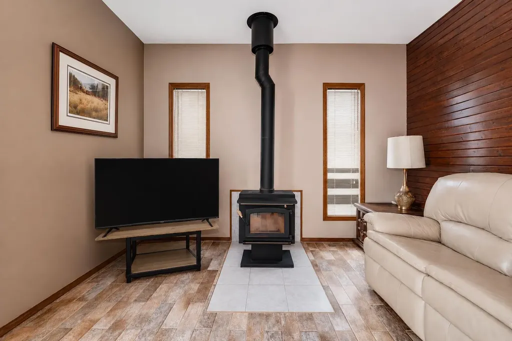 5005 43 Street E Sylvan Lake AB T4S 1C1