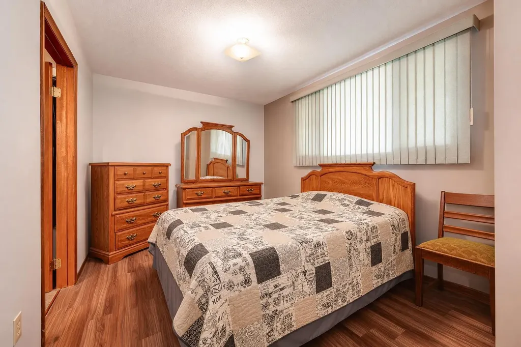 5005 43 Street E Sylvan Lake AB T4S 1C1