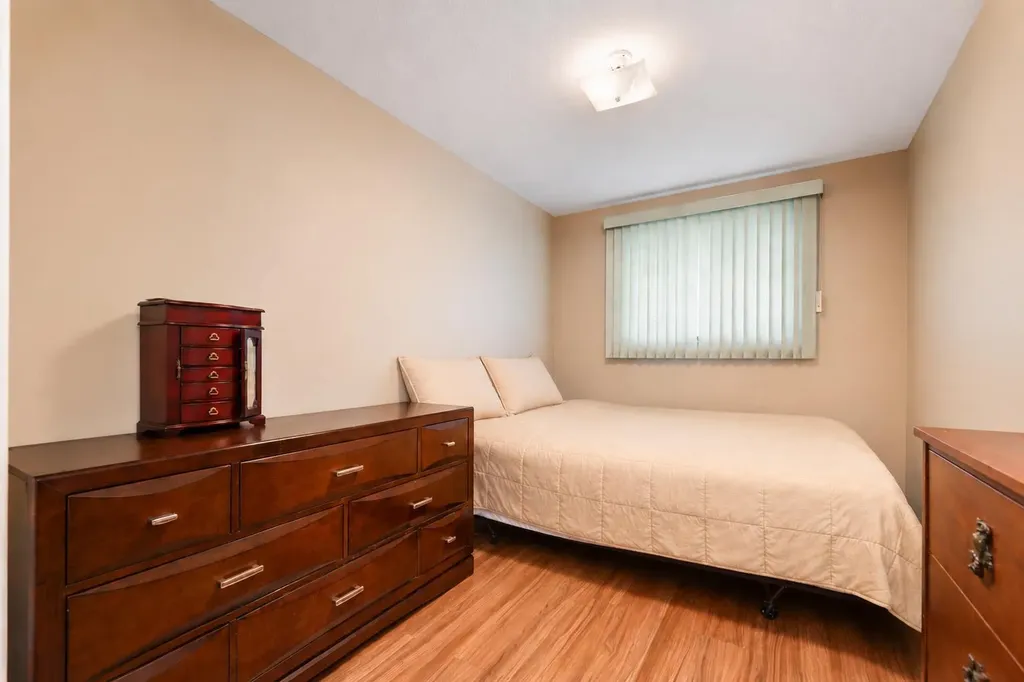 5005 43 Street E Sylvan Lake AB T4S 1C1