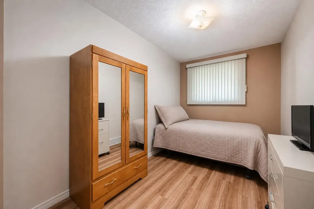 5005 43 Street E Sylvan Lake AB T4S 1C1