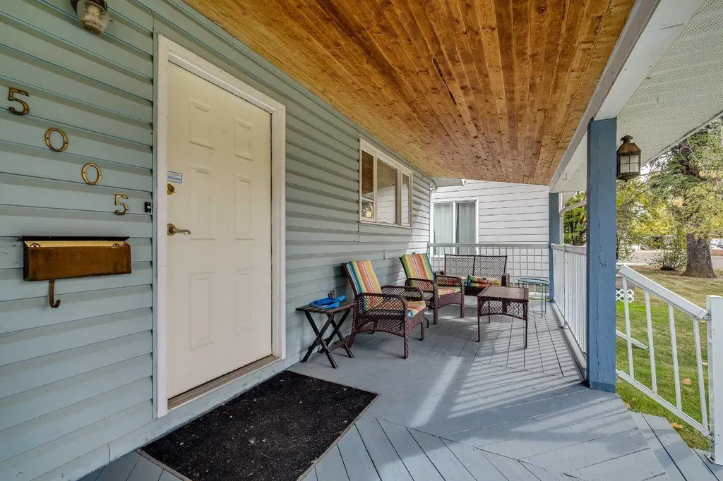5005 43 Street E Sylvan Lake AB T4S 1C1