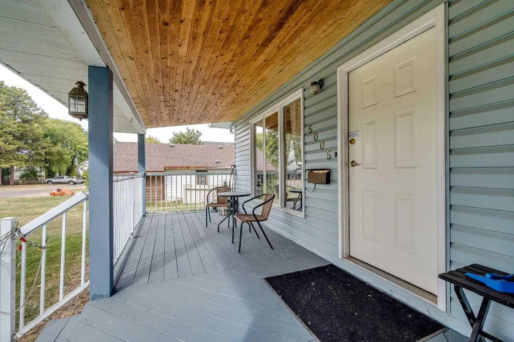 5005 43 Street E Sylvan Lake AB T4S 1C1