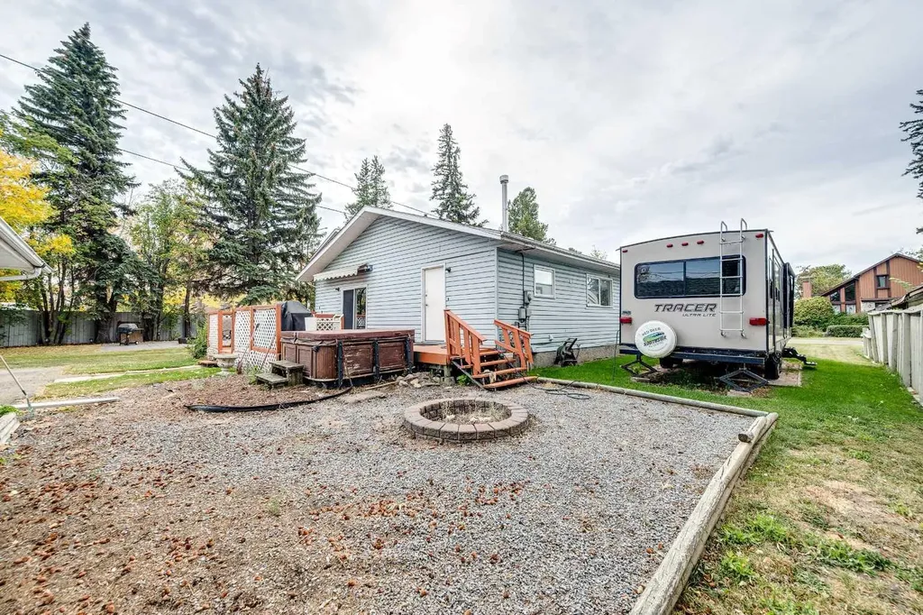 5005 43 Street E Sylvan Lake AB T4S 1C1