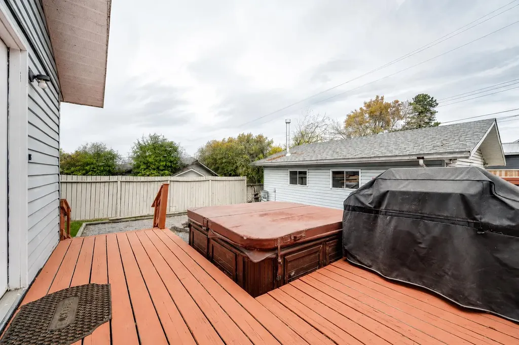 5005 43 Street E Sylvan Lake AB T4S 1C1