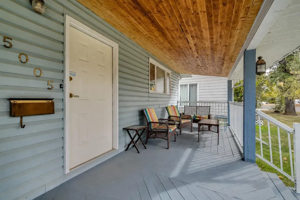 5005 43 Street E Sylvan Lake AB T4S 1C1