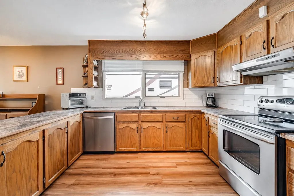 5005 43 Street E Sylvan Lake AB T4S 1C1