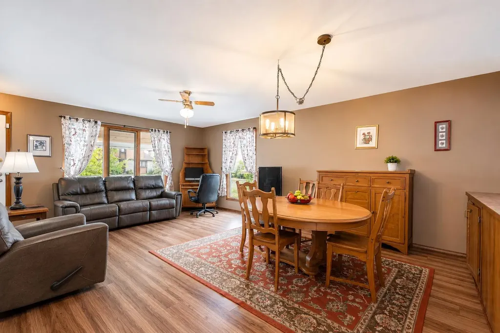 5005 43 Street E Sylvan Lake AB T4S 1C1