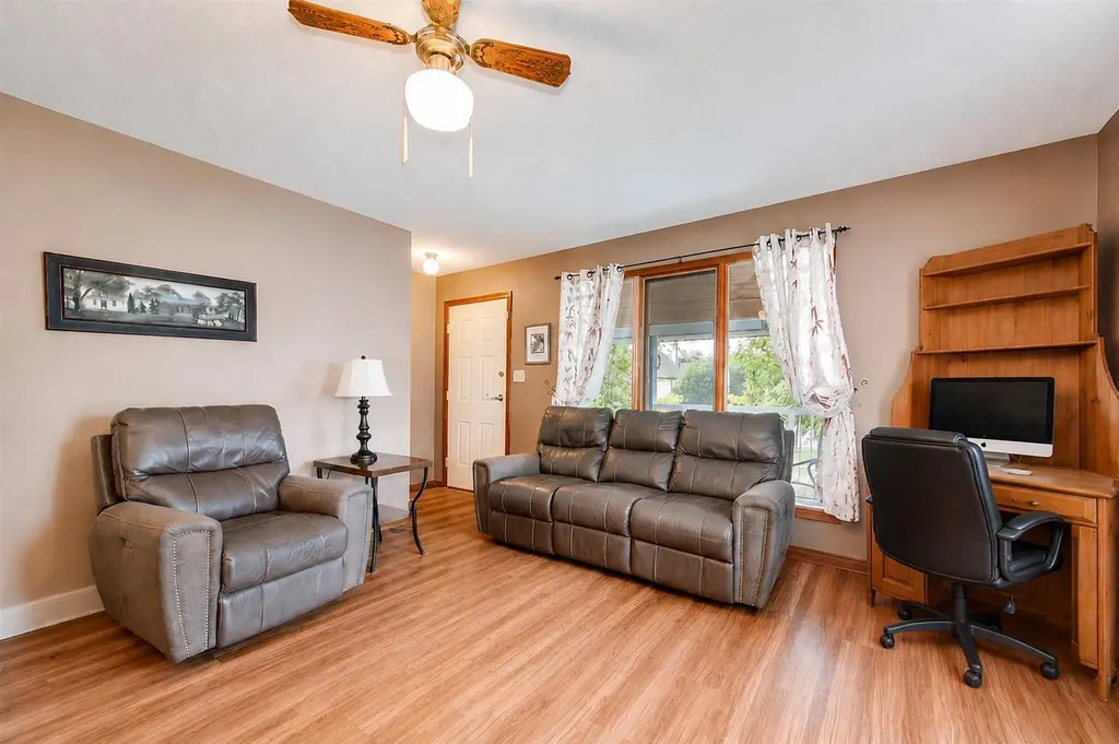 5005 43 Street E Sylvan Lake AB T4S 1C1