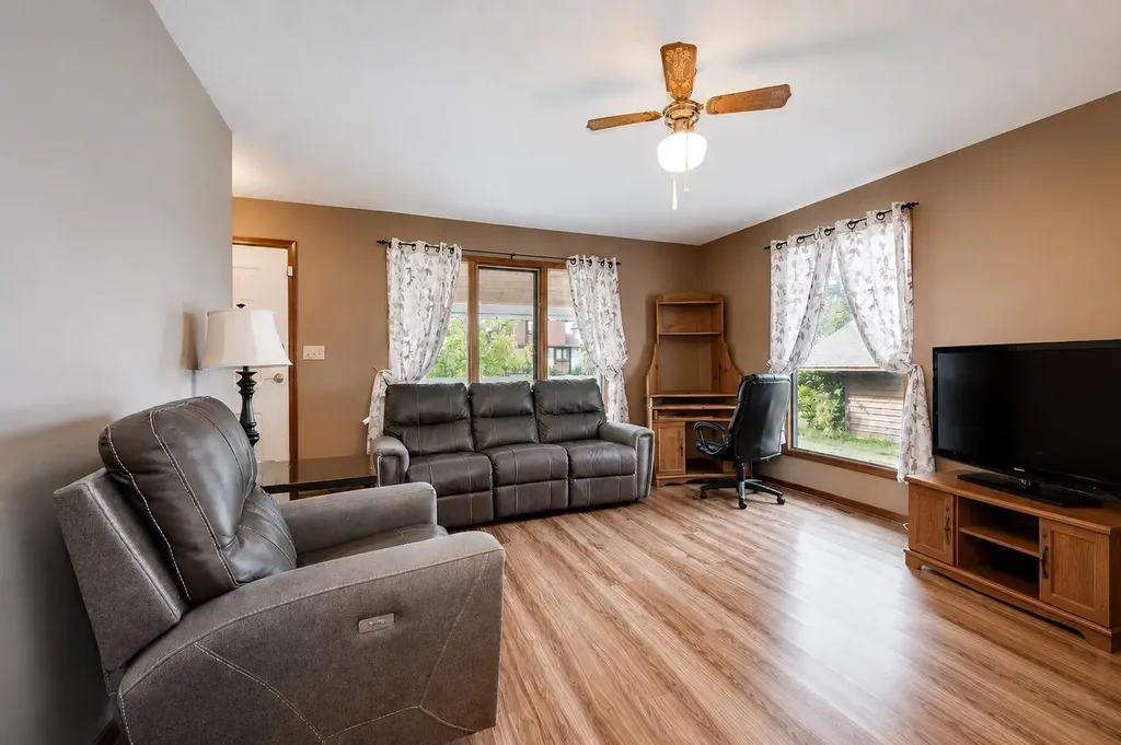 5005 43 Street E Sylvan Lake AB T4S 1C1
