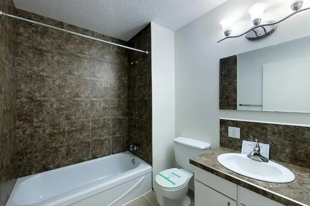 5215 6 Avenue Edson AB T7E1K9