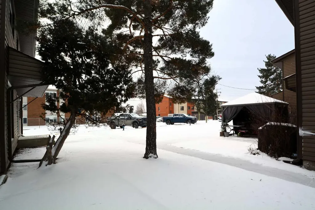 5215 6 Avenue Edson AB T7E1K9