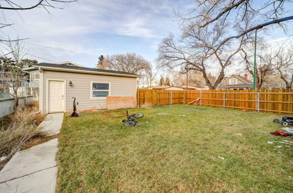 624 19 Street N Lethbridge AB T1H3K9