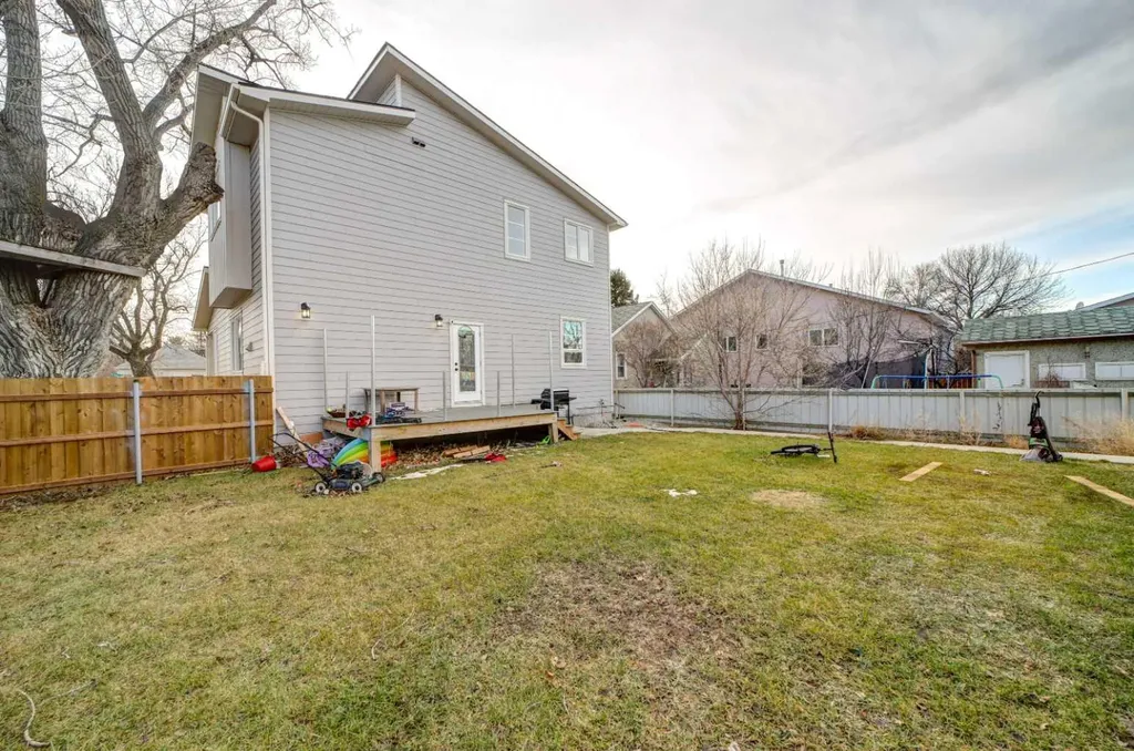 624 19 Street N Lethbridge AB T1H3K9
